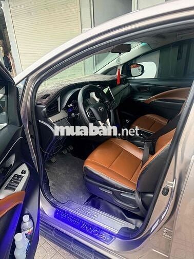 Toyota Innova 2.0E Số sàn Nâu vàng 7 chỗ