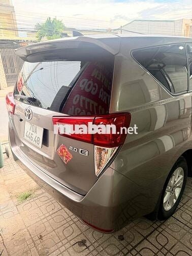 Toyota Innova 2.0E Số sàn Nâu vàng 7 chỗ
