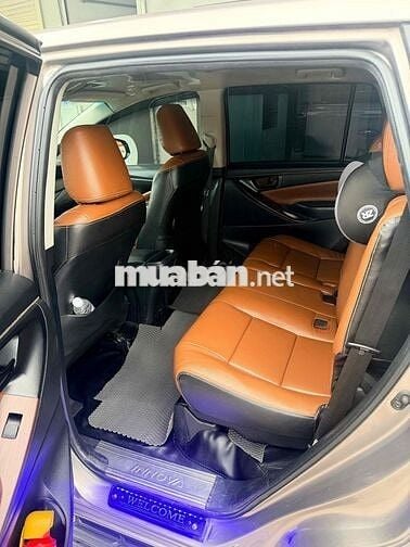 Toyota Innova 2.0E Số sàn Nâu vàng 7 chỗ