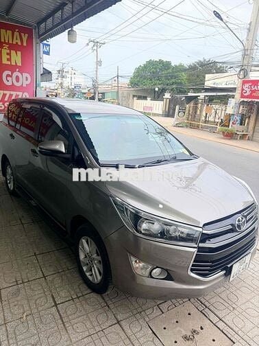 Toyota Innova 2.0E Số sàn Nâu vàng 7 chỗ