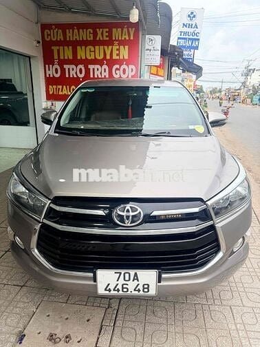 Toyota Innova 2.0E Số sàn Nâu vàng 7 chỗ
