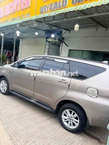 Toyota Innova 2.0E Số sàn Nâu vàng 7 chỗ