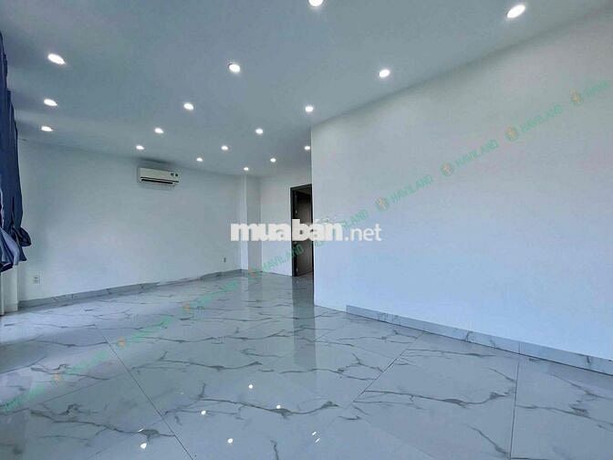 VĂN PHÒNG NGAY MẶT TIỀN ĐƯỜNG LỚN - CÓ BAN CÔNG THOÁNG MÁT