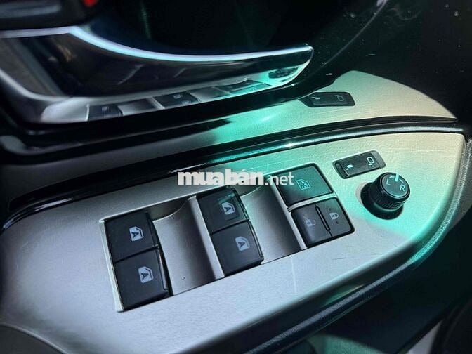Innova Venturer 2022 trắng ngọc trai chính chủ