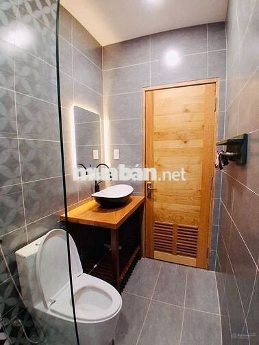 Nhà đẹp full nội thất dọn vào ở ngay .  Hẻm xe hơi tới nhà . 