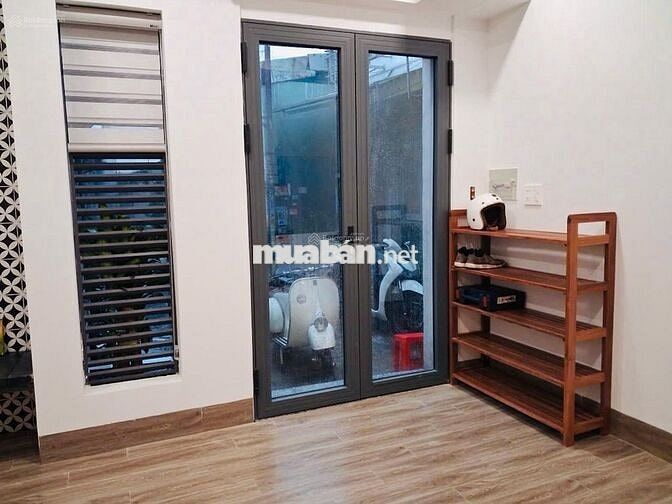 Nhà đẹp full nội thất dọn vào ở ngay .  Hẻm xe hơi tới nhà . 