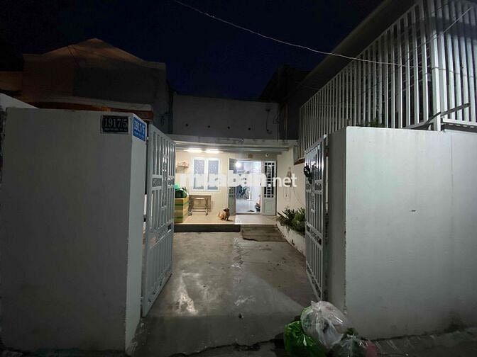 Nhà cấp 4 cho thuê , cực rộng 4x25. Có sân để xe thoải mái