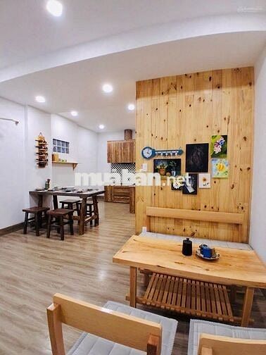 Nhà đẹp full nội thất dọn vào ở ngay .  Hẻm xe hơi tới nhà . 