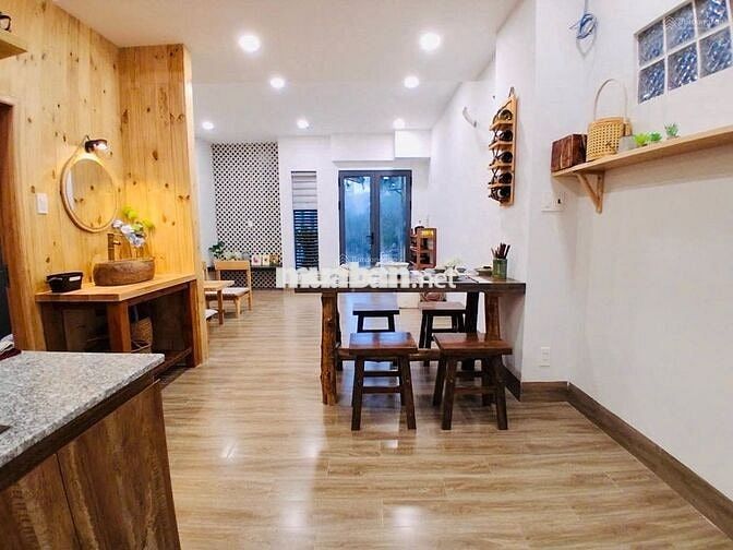 Nhà đẹp full nội thất dọn vào ở ngay .  Hẻm xe hơi tới nhà . 