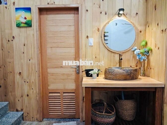 Nhà đẹp full nội thất dọn vào ở ngay .  Hẻm xe hơi tới nhà . 