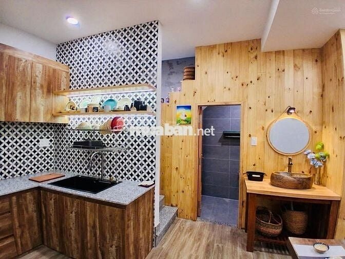 Nhà đẹp full nội thất dọn vào ở ngay .  Hẻm xe hơi tới nhà . 