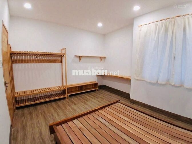 Nhà đẹp full nội thất dọn vào ở ngay .  Hẻm xe hơi tới nhà . 