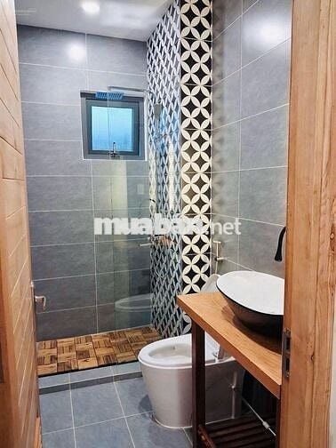 Nhà đẹp full nội thất dọn vào ở ngay .  Hẻm xe hơi tới nhà . 