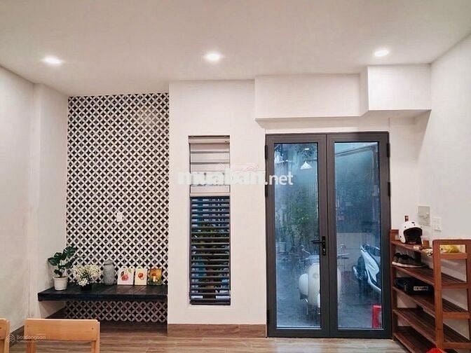 Nhà đẹp full nội thất dọn vào ở ngay .  Hẻm xe hơi tới nhà . 