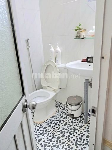 Cho thuê NC nhà MT số 251 Đề Thám, P.PNL, Q.1, TPHCM, khu Tây.