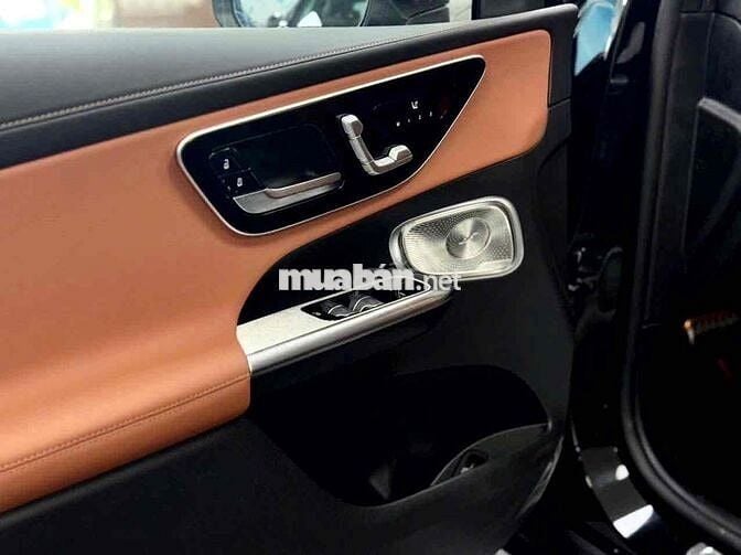Mercedes-Benz GLC 300 2023 V1 siêu lướt