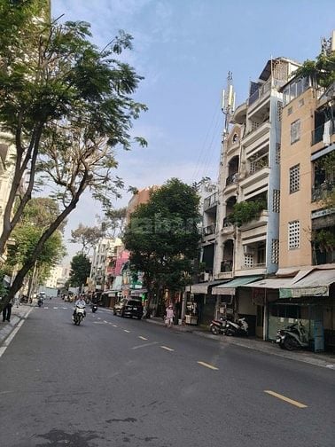 GÓC 2MT - NGANG 11M - NGAY TRẦN HƯNG ĐẠO, Q.1 - 5 TẦNG - GIÁ 2X TỶ