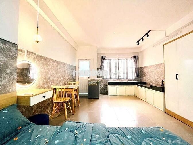 Studio Bếp Chữ L Rộng, Cửa Sổ Lớn, Ngay Khu Cộng Hòa