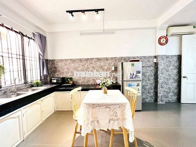 Studio Bếp Chữ L Rộng, Cửa Sổ Lớn, Ngay Khu Cộng Hòa