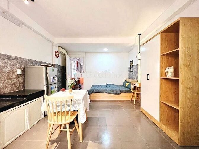 Studio Bếp Chữ L Rộng, Cửa Sổ Lớn, Ngay Khu Cộng Hòa