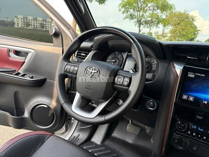 Bán xe  Toyota Fortuner "Legender"  sản xuất 2025, bảo hành đến 2028