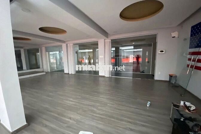 NHÀ MT CỘNG HÒA ĐOẠN ĐẸP. DT: 10X40M. TRỆT 1 LẦU TRỐNG SUỐT