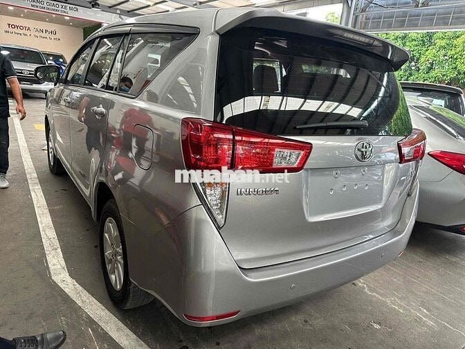 Toyota Innova 2.0E 2017 Số sàn Bạc