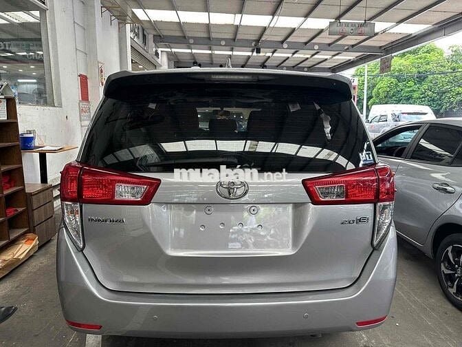 Toyota Innova 2.0E 2017 Số sàn Bạc