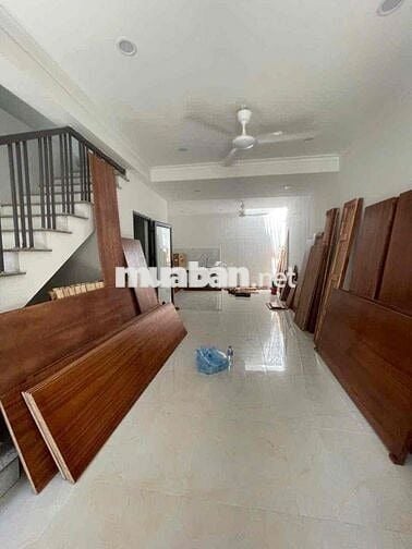CHO THUÊ NHÀ NGUYÊN CĂN PHỐ NGỌC THUỴ -Ô TÔ QUA CỬA,2PN, 8triệu/THÁNG