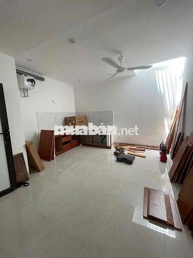 CHO THUÊ NHÀ NGUYÊN CĂN PHỐ NGỌC THUỴ -Ô TÔ QUA CỬA,2PN, 8triệu/THÁNG