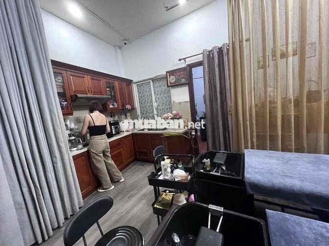 Nhà rộng rãi MT đường Tân Hải P13 Tân Bình - 1 trệt 1 lầu còn Mới