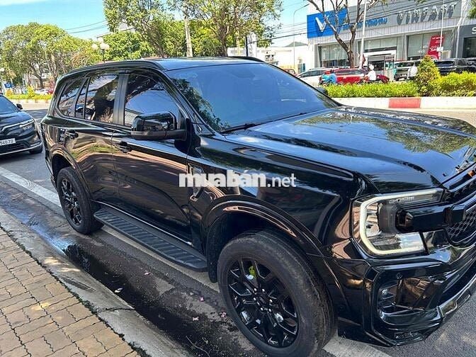 Ford Everest 2023 Đen 7 chỗ SUV