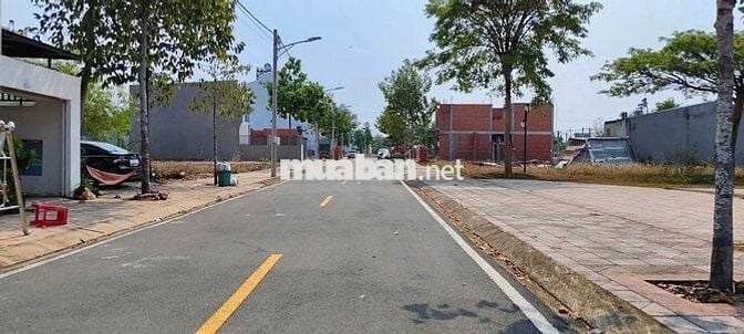 Cần bán lô đất ngay VSIP2 mặt tiền đường DT742 50m sổ sẵn, dân cư đông