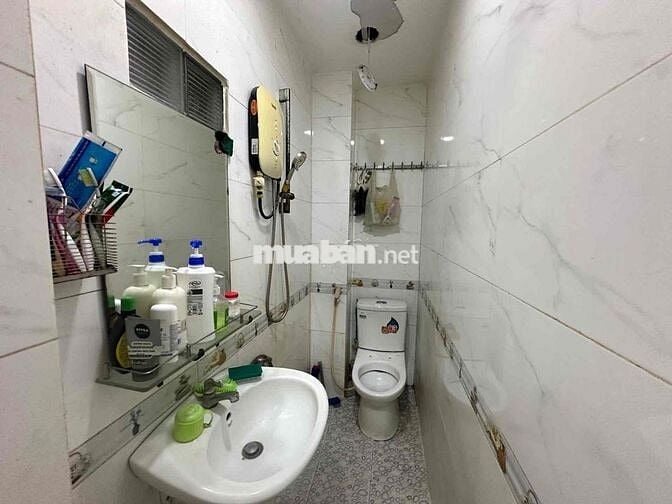 HẺM XE HƠI TRÁNH NHAU – ĐÔNG HƯNG THUẬN – SÁT CHỢ CẦU,
