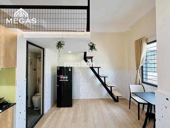 Phòng ban công có sẵn nội thất ngay Phan Văn Trị