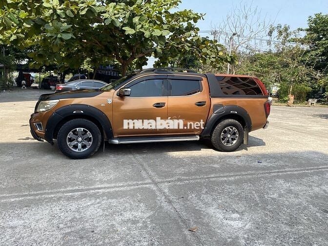Nissan Navara 5 chỗ màu Nâu