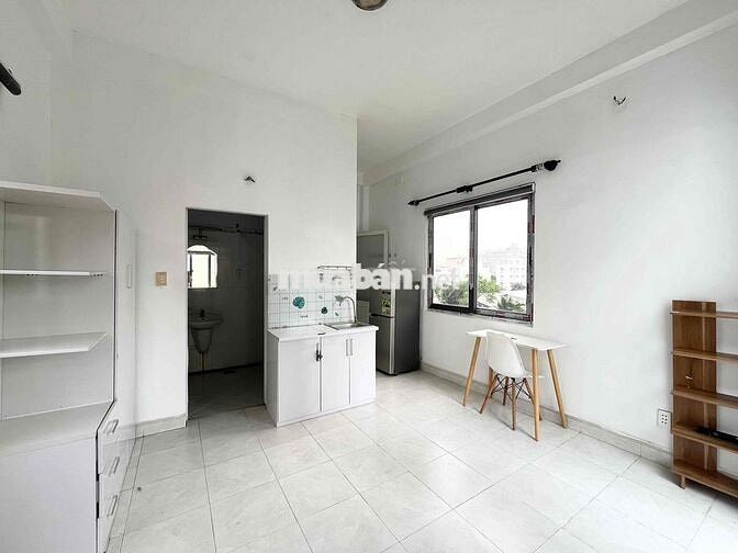PHÒNG BAN CÔNG 3 CỬA SỔ - CẠNH CHỢ TÂN MỸ