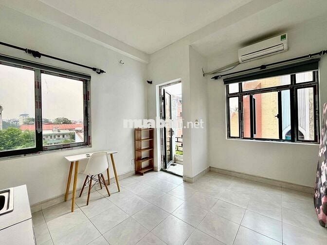 PHÒNG BAN CÔNG 3 CỬA SỔ - CẠNH CHỢ TÂN MỸ