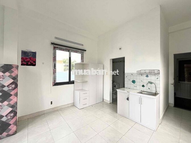PHÒNG BAN CÔNG 3 CỬA SỔ - CẠNH CHỢ TÂN MỸ