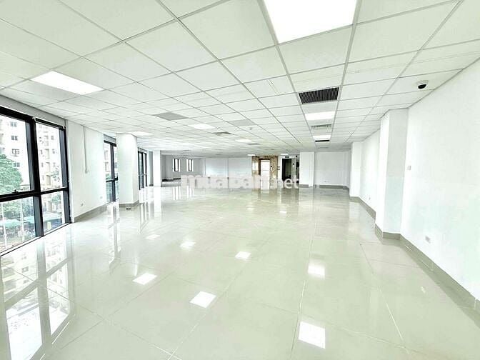 cho thuê văn phòng mặt phố Mạc Thái Tông. Hầm và bãi để xe thoải mái