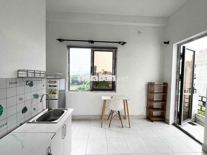 PHÒNG BAN CÔNG 3 CỬA SỔ - CẠNH CHỢ TÂN MỸ