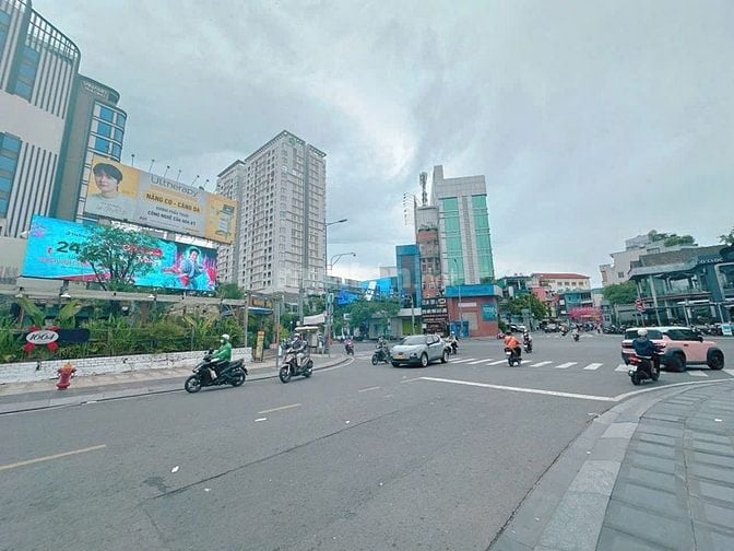 BÁN NHÀ MẶT TIỀN HUỲNH VĂN BÁNH , 10.9 TỶ CHỐT NGAY HH3%