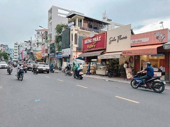 BÁN NHÀ MẶT TIỀN HUỲNH VĂN BÁNH , 10.9 TỶ CHỐT NGAY HH3%