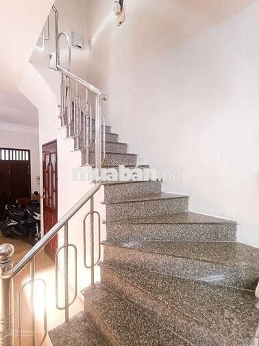 Cho thuê nhà nguyên căn ngõ 146 Trung Kính - 40m x 5 tầng. Giá 17tr/th