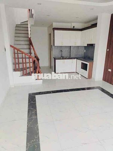 Nhà mới đẹp, thang máy, 3 phòng ngủ, ô tô đỗ cửa tại Long Biên