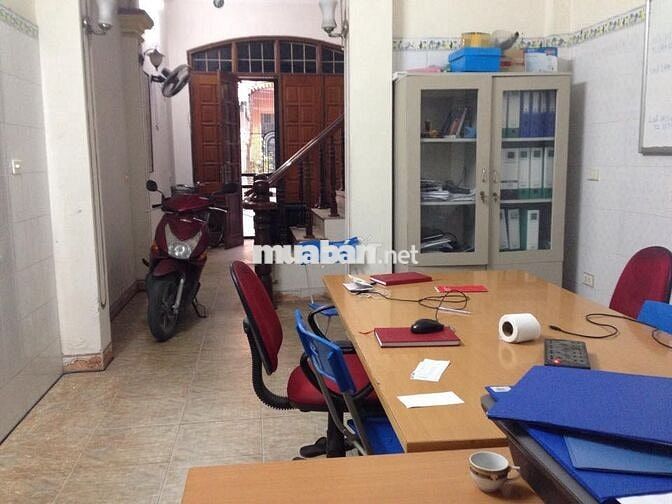 Cho thuê tầng 1 làm văn phòng 50m2 Cầu Giấy, ô tô đỗ trước cửa