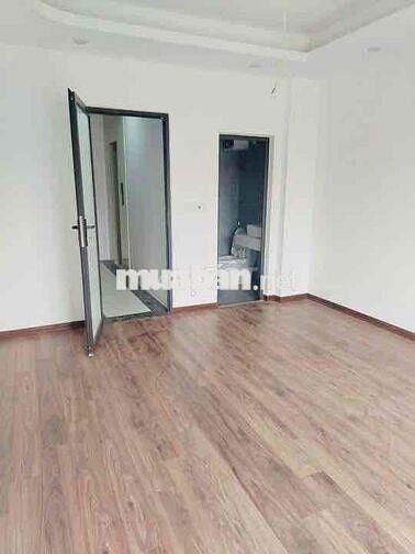 Nhà mới đẹp, thang máy, 3 phòng ngủ, ô tô đỗ cửa tại Long Biên