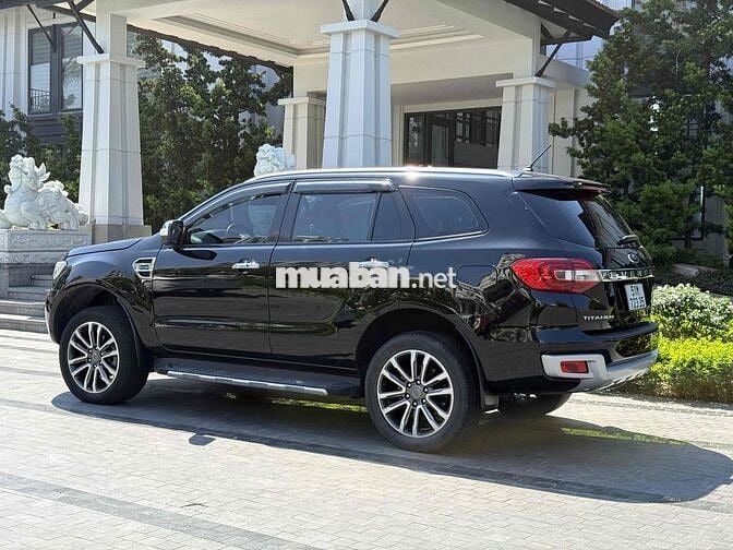 Ford Everest Titanium 2018 100.000 km Đen