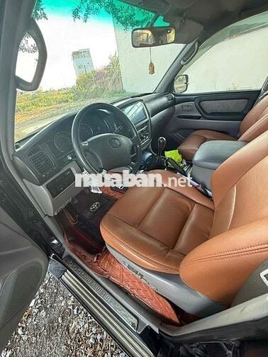 Toyota Land Cruiser Đen 8 chỗ Xăng