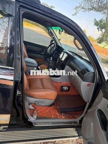 Toyota Land Cruiser Đen 8 chỗ Xăng